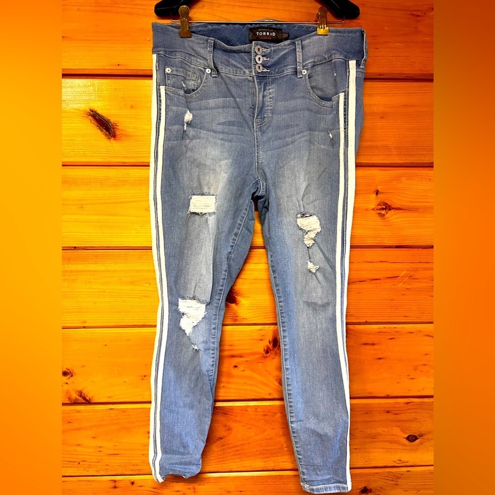 Torrid 16R LIght blue 3-Button Side Stripes Distressed Skinny Jeans Jeggings